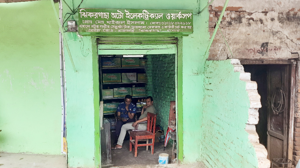 ৪ নৈশপ্রহরীকে বেঁধে রেখে দোকান ডাকাতি, একজনের মৃত্যু
