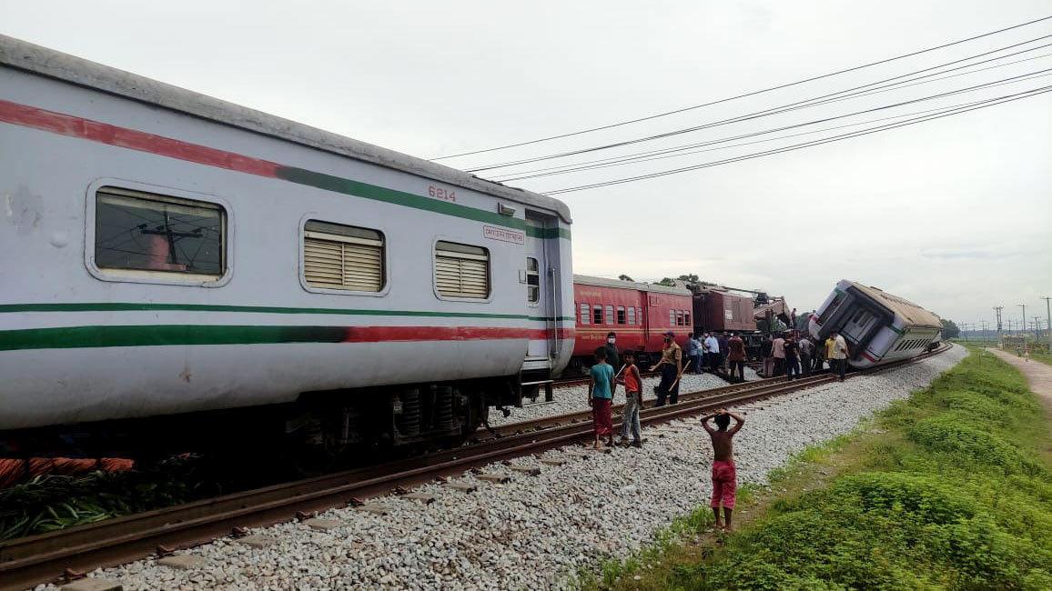 সোয়া ৭ ঘণ্টা পর ঢাকা-চট্টগ্রাম ট্রেন চলাচল স্বাভাবিক