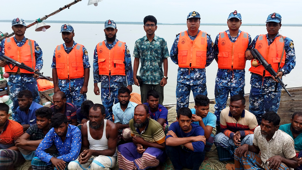 হাতিয়ায় মাছ শিকারের নিষেধাজ্ঞা অমান্য করায় ১৬ জেলের কারাদণ্ড