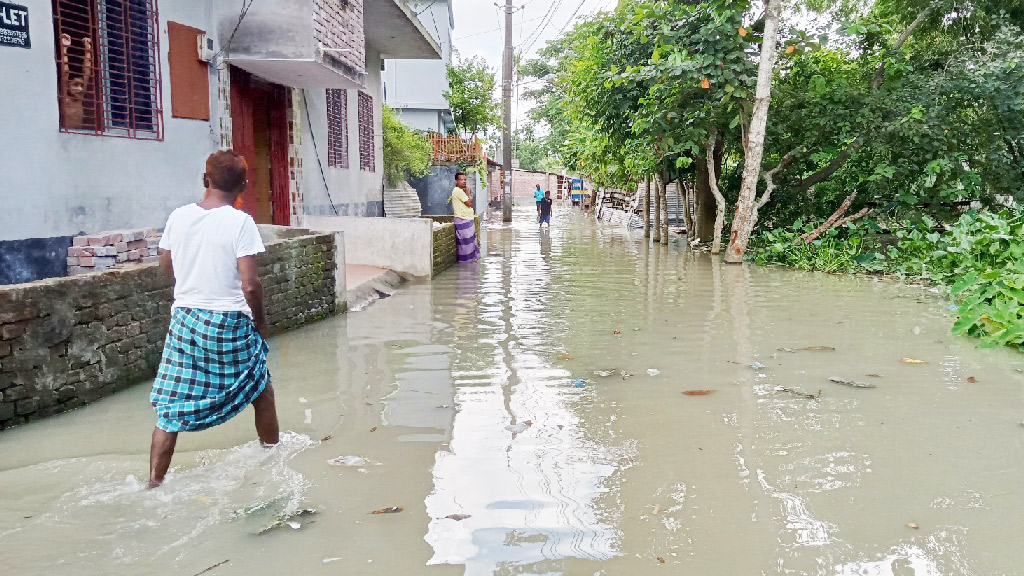 নদীতে জোয়ার এলেই রাস্তা ছাপিয়ে পানি ঢোকে বাড়িতে