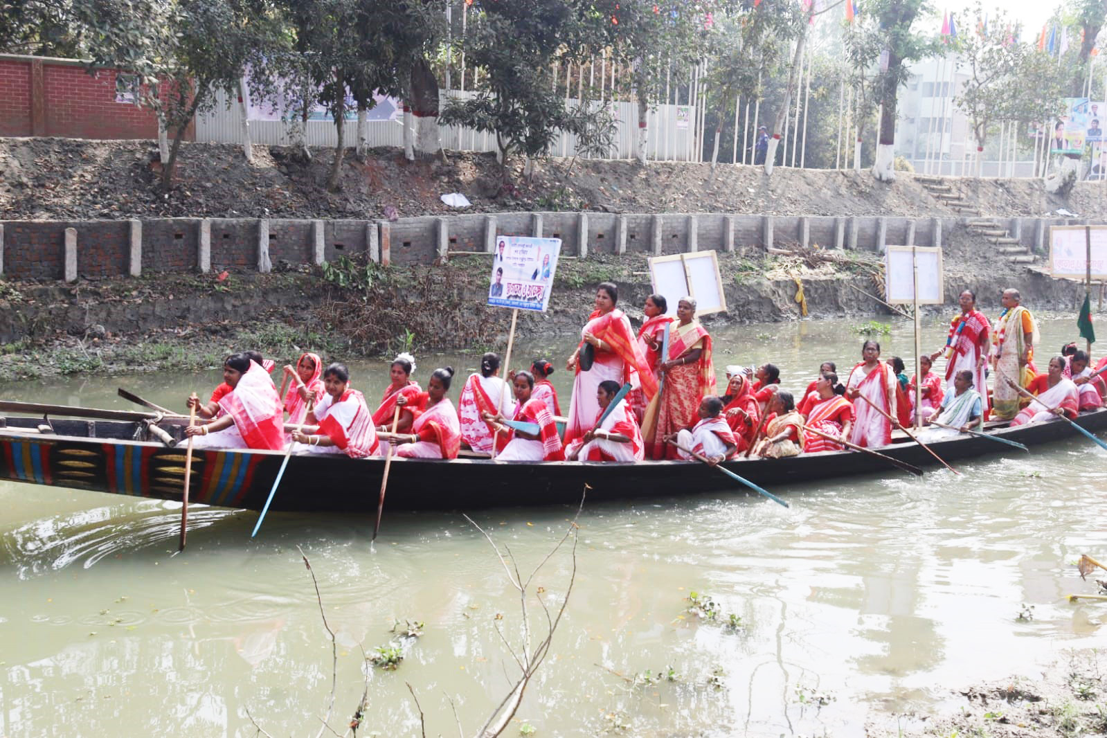 গোপালগঞ্জের কোটালীপাড়া উপজেলার ভাঙ্গারহাটের তালিমপরি তেলিহাটি উচ্চ বিদ্যালয় মাঠে প্রধানমন্ত্রী শেখ হাসিনার জন সমাবেশস্থলের পাশের খালে নারীদের নৌকাবাইচ। ২৫ ফেব্রুয়ারি, ২০২৩। ছবি: শেখ জাবেরুল ইসলাম