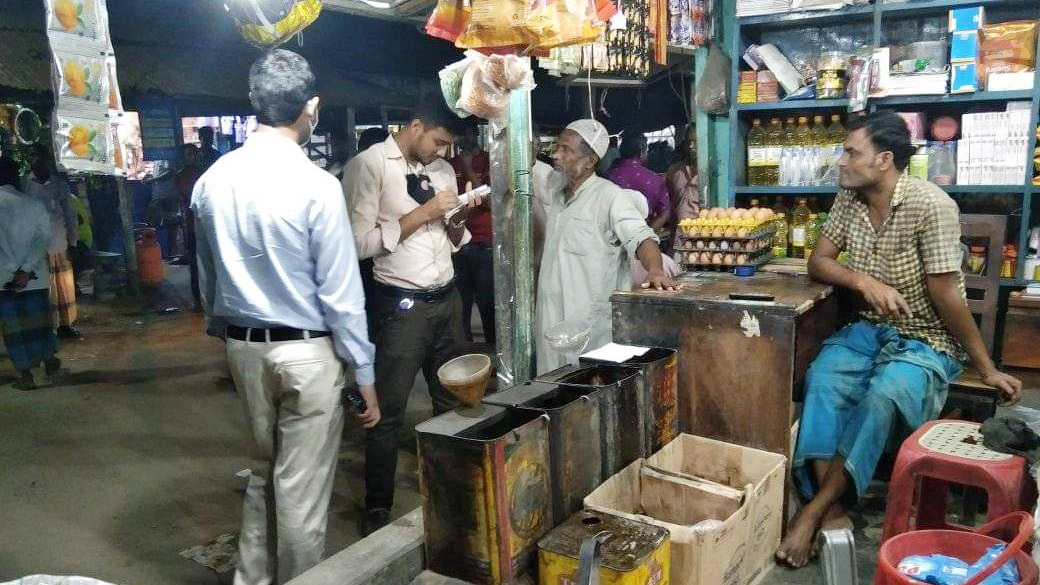 বেশি দামে তেল বিক্রির অপরাধে ৪ প্রতিষ্ঠানকে জরিমানা