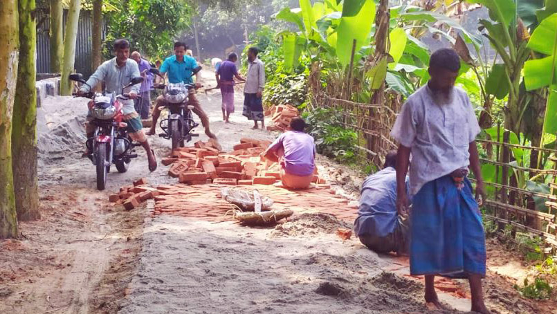 ভোটের আগে ব্যক্তিগত উদ্যোগে রাস্তা নির্মাণ শুরু করেছেন চেয়ারম্যান প্রার্থী