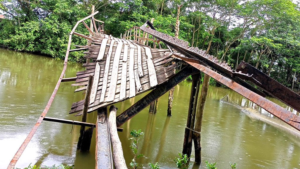 চলাচলের অযোগ্য পুল নিয়ে বিপাকে মোরেলগঞ্জে মানুষ