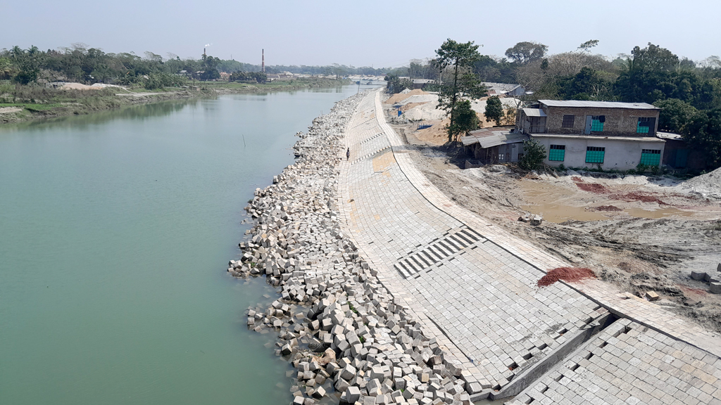 ভাঙন ঠেকাতে স্থায়ী বাঁধ, স্বস্তি নদীপারের মানুষের