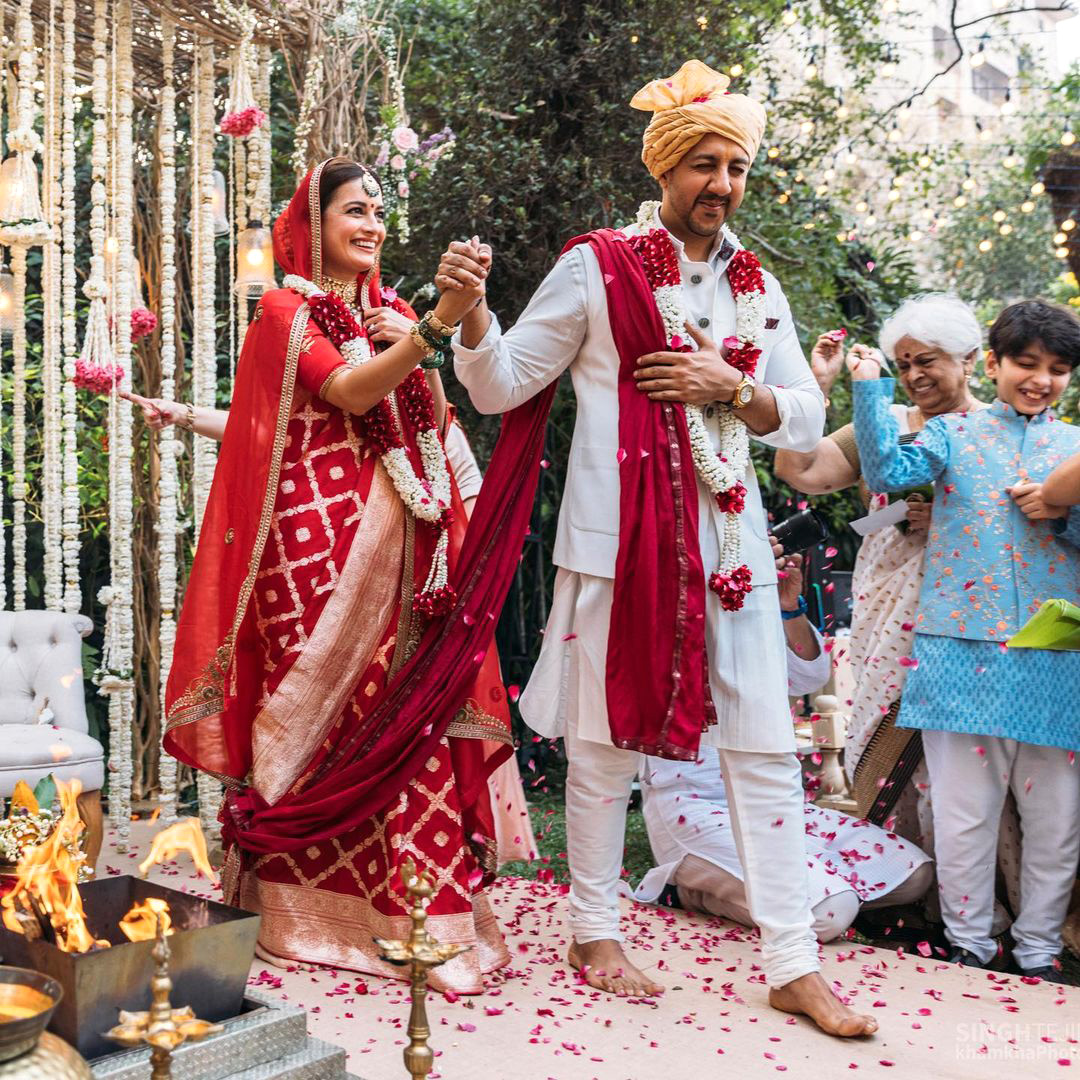 প্রেমের গুঞ্জনের পর গত ১৫ ফেব্রুয়ারি ভারতের মুম্বাইয়ের বান্দ্রায় দিয়া তাঁর ব্যবসায়ী বন্ধু বৈভব রেখির সঙ্গে গাঁটছড়া বাঁধেন। সেখানে শুধুমাত্র পরিবারের সদস্য ও কয়েকজন ঘনিষ্ঠ বন্ধু উপস্থিত ছিলেন। গত ১৪ মে ছেলে সন্তানের জন্ম দেন দিয়া। 