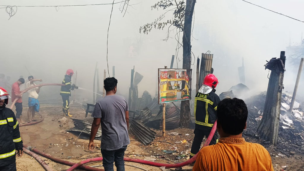 আশুলিয়ায় আগুনে পুড়ল ঝুটের গুদাম