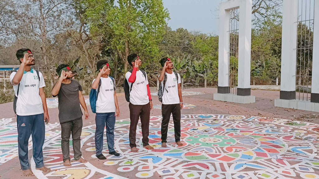 ২৪ কিমি পথ হেঁটে ভাষাশহীদদের স্মরণ করলেন ইবির পাঁচ শিক্ষার্থী 