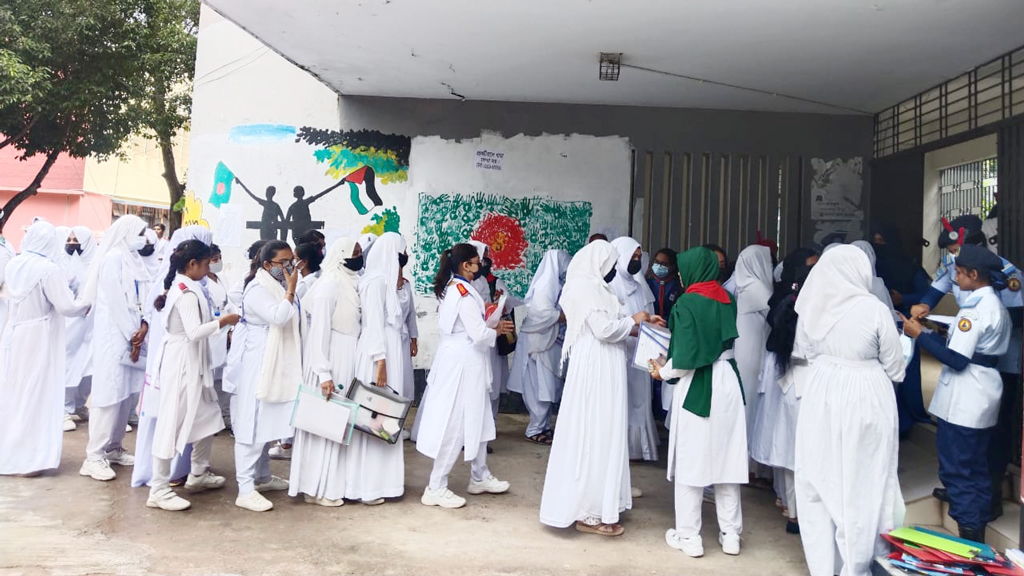 এইচএসসি পরীক্ষা: একই রোল নম্বরের প্রবেশপত্র নিয়ে হাজির দুই ছাত্রী, আটক একজন