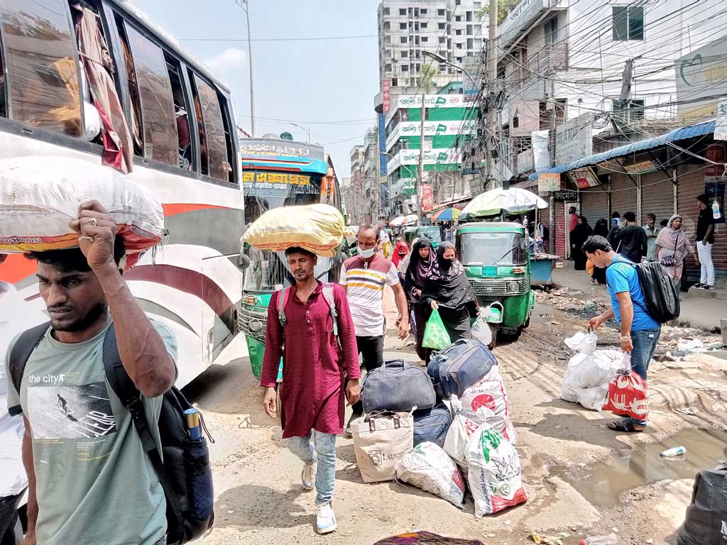 ছুটি শেষে ঢাকায় ফিরছে মানুষ, পরিবহন সংকটে ভোগান্তি
