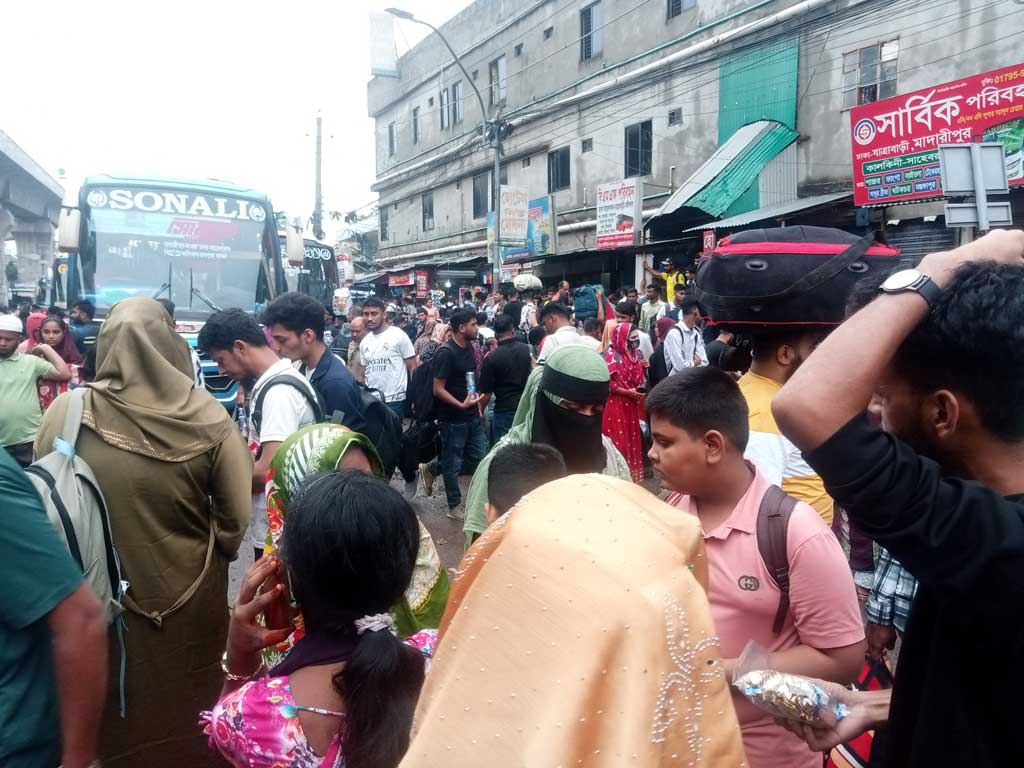 কোনো বাধাই থামাতে পারছে না ঘরমুখী মানুষের স্রোত, অতিরিক্ত ভাড়া আদায়ের ধুম