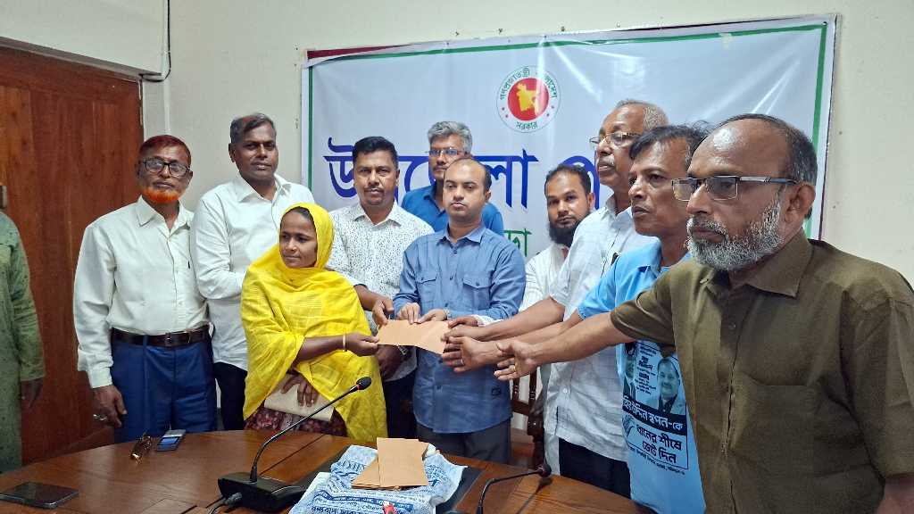 প্রধানমন্ত্রীর ঈদ উপহার পেল অসহায় ৯০ পরিবার