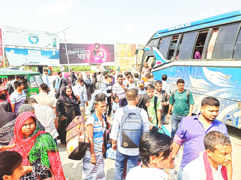 ঢাকায় ফিরতে বাড়তি ভাড়া, বিপাকে যাত্রীরা