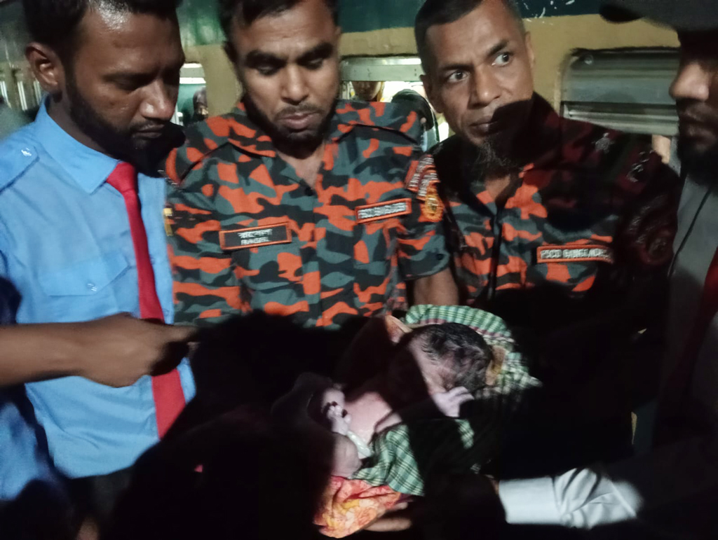 চলন্ত ট্রেনে শিশুর জন্ম