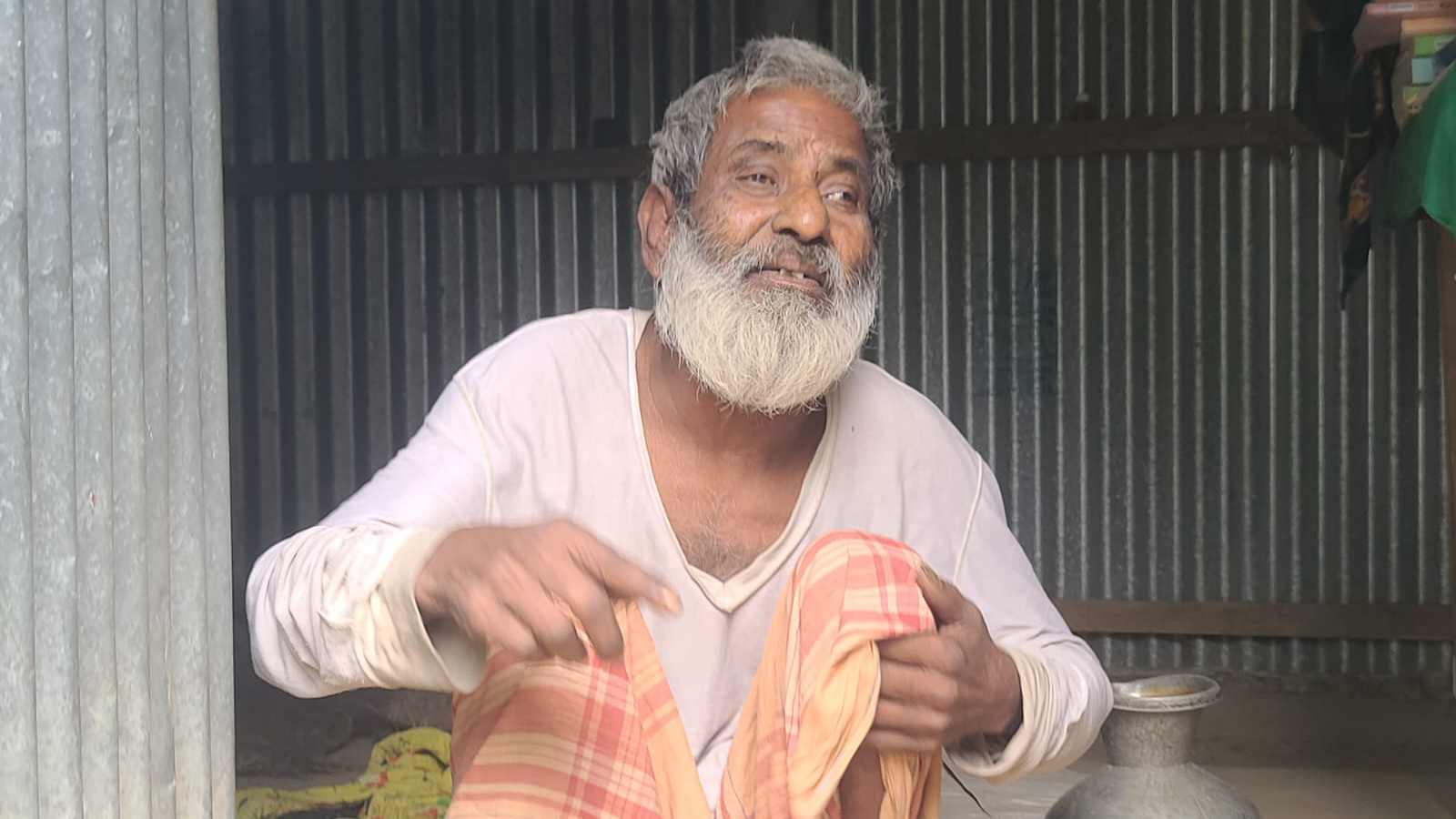 জরাজীর্ণ ঘরে বৃদ্ধের নিঃশব্দ আর্তনাদ: জমি লিখে নিয়ে নির্যাতনের অভিযোগ ছেলে-পুত্রবধূর বিরুদ্ধে