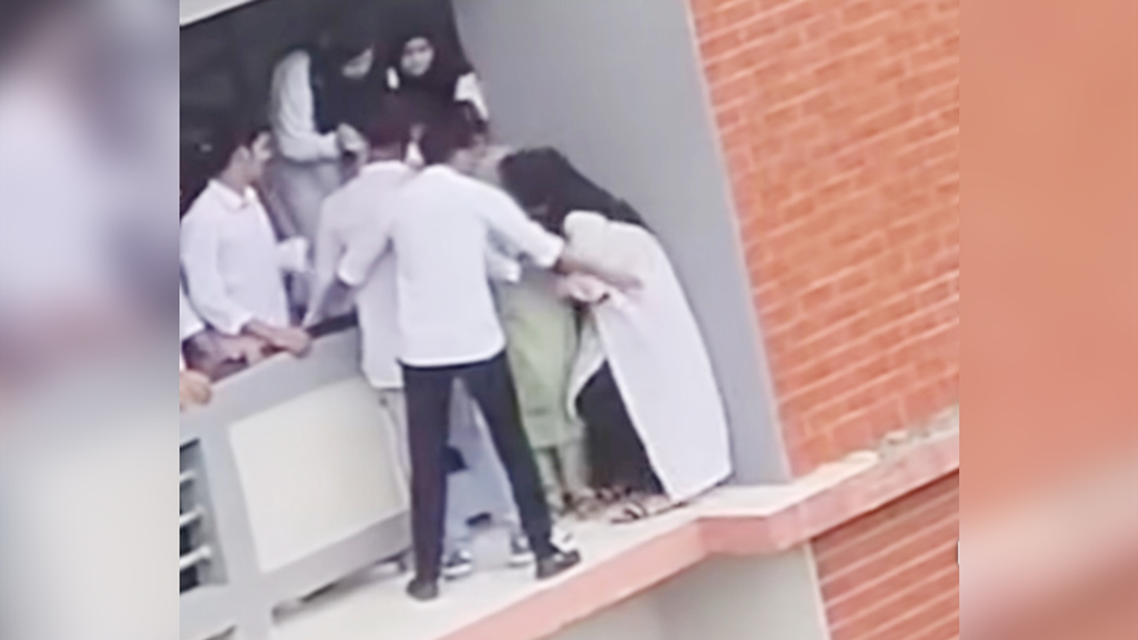 এক মাস আগে কলেজে আত্মহত্যার চেষ্টা ইপ্সিতার, ভিডিও ভাইরাল
