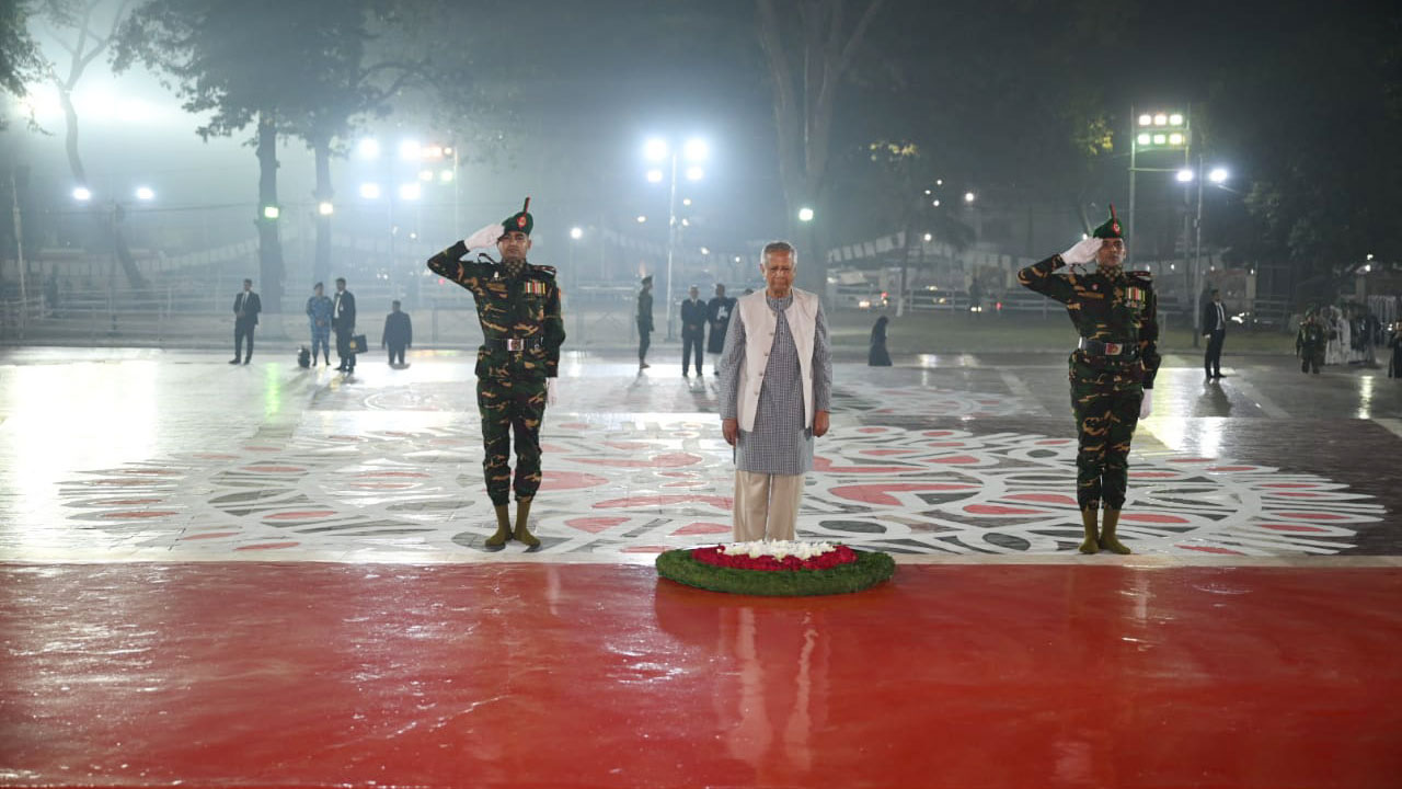 একুশের প্রথম প্রহরে শহীদ মিনারে রাষ্ট্রপতি ও প্রধান উপদেষ্টার বিনম্র শ্রদ্ধা