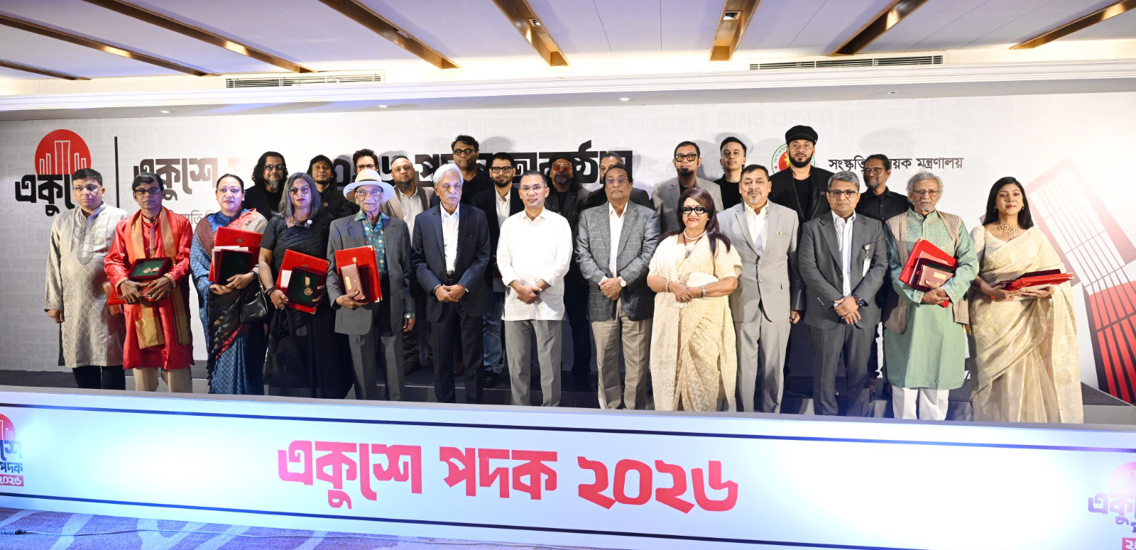 ৯ ব্যক্তি ও ওয়ারফেজকে একুশে পদক দিলেন প্রধানমন্ত্রী