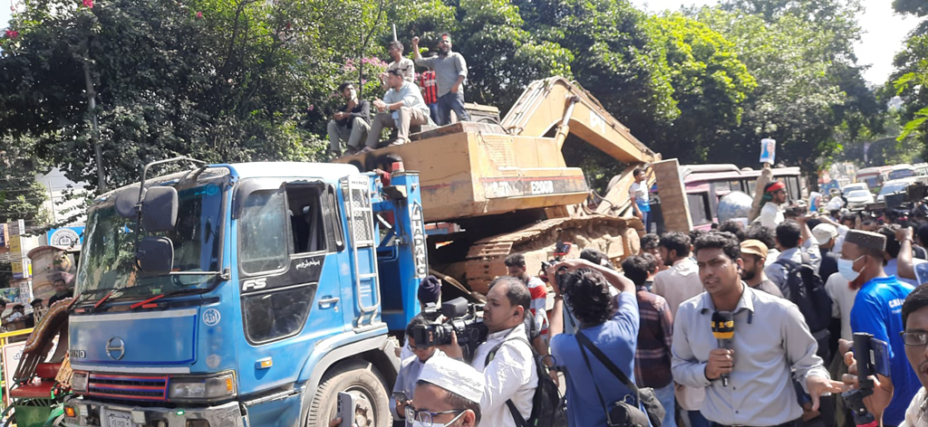 দুটি এক্সকাভেটর নিয়ে জুলাই মঞ্চের ৩২ নম্বরে অবস্থান, ব্যারিকেড ভাঙার চেষ্টা