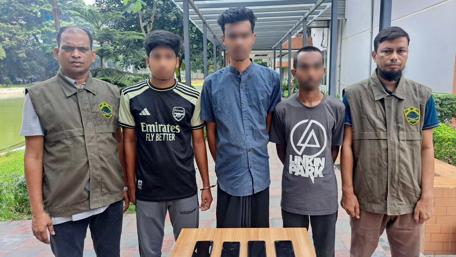 এসএসসির প্রশ্নফাঁসের গুজব ছড়িয়ে অনলাইনে প্রতারণার অভিযোগে গ্রেপ্তার ৪