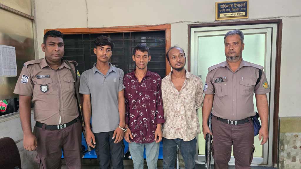 এক্সপ্রেসওয়েতে লাশ: লুঙ্গির কোচে টাকা দেখেই হত্যার পরিকল্পনা, বাসচালক-হেলপারসহ গ্রেপ্তার ৩