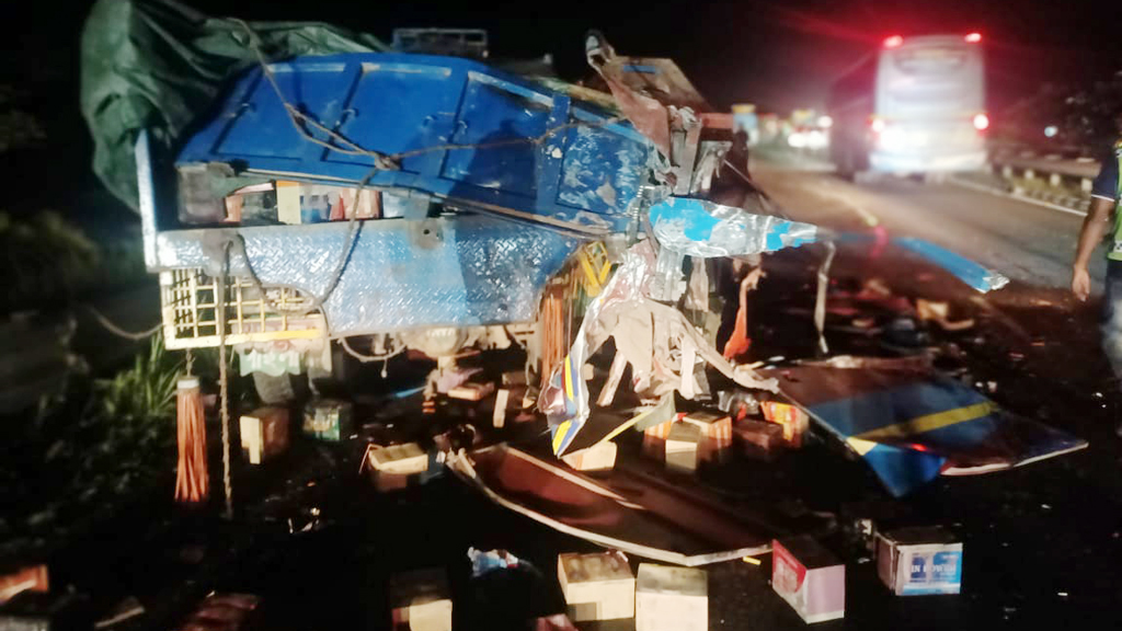 ঢাকা-মাওয়া এক্সপ্রেসওয়েতে ভয়াবহ দুর্ঘটনা: নিহত ৪, আহত অন্তত ১৫