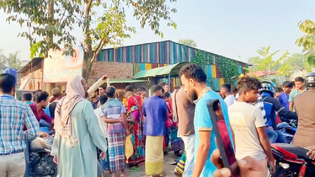 হুইলচেয়ার উল্টে রাস্তায় পড়ে গেলেন প্রতিবন্ধী বৃদ্ধ, কাভার্ড ভ্যানের চাপায় গেল প্রাণ