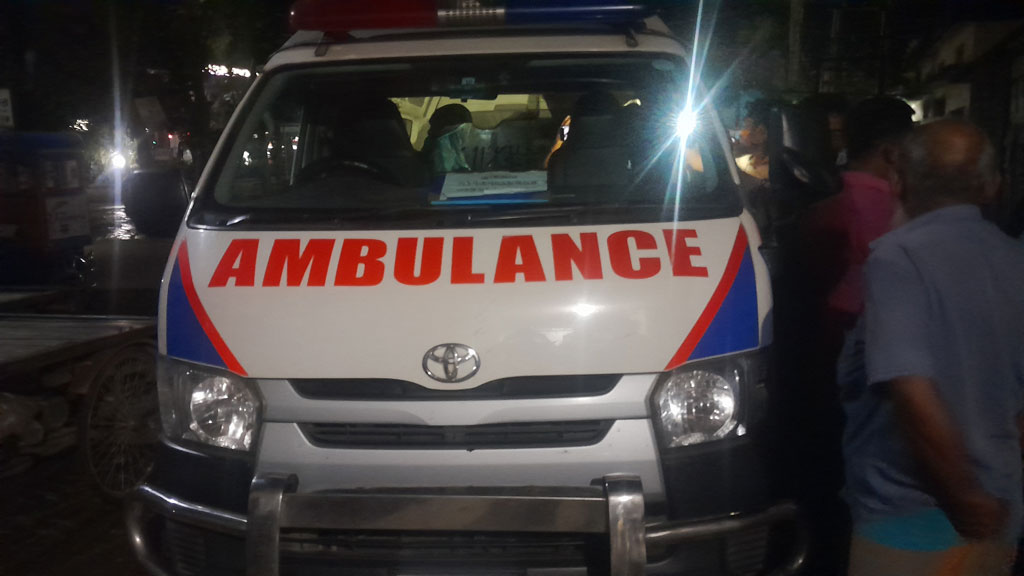 সিন্ডিকেটের বাঁধার মুখে ছাড়তে পারেনি অ্যাম্বুলেন্স, নবজাতকের মৃত্যু