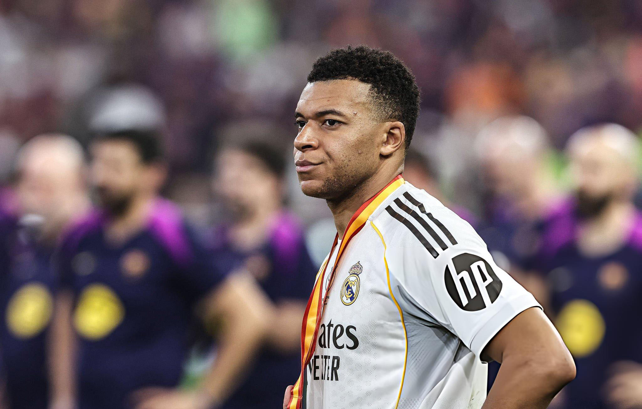 বার্সেলোনাকে গার্ড অব অনার দিতে এমবাপ্পের বাধা