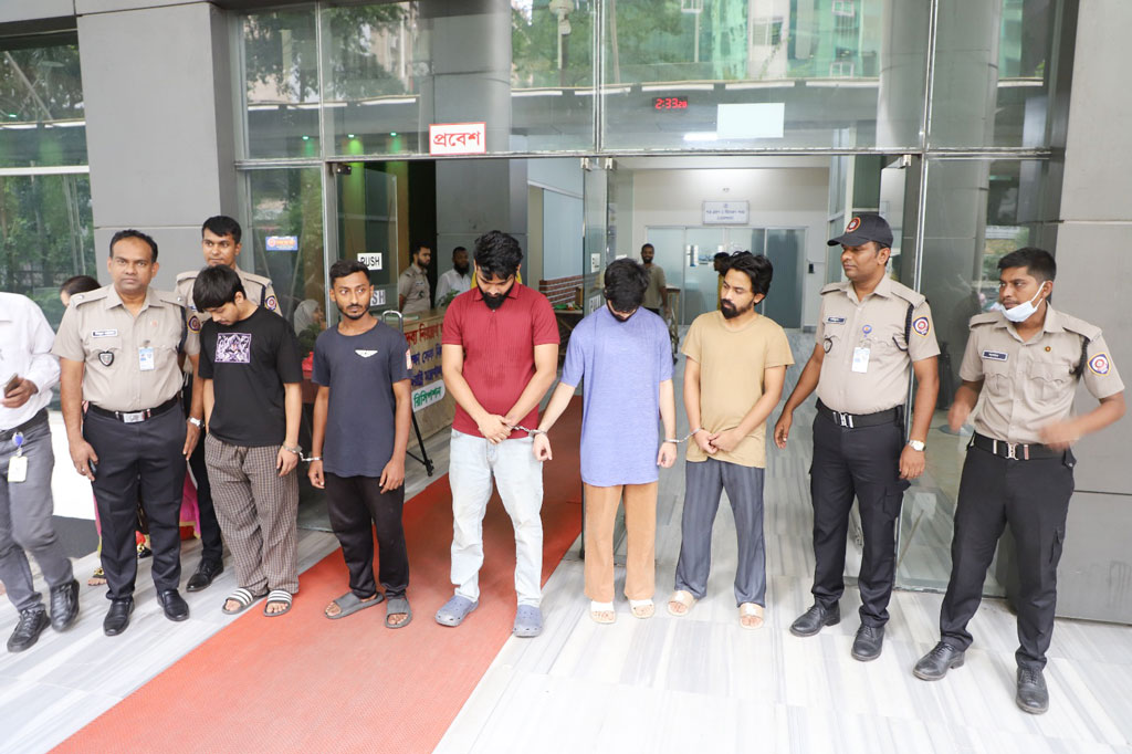 যুক্তরাজ্য থেকে ভয়ংকর এমডিএমএ আনত উচ্চশিক্ষিত মাদক চক্র, বিক্রি করত ডিজে পার্টিতে