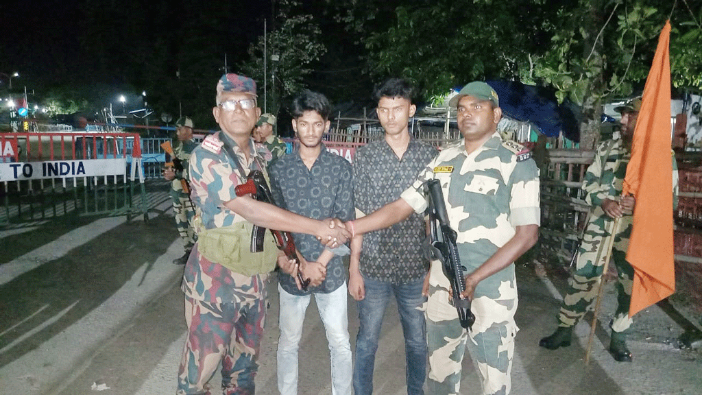 সীমান্ত থেকে ধরে নিয়ে যাওয়া ২ বাংলাদেশিকে ৮ ঘণ্টা পর ফেরত দিল বিএসএফ