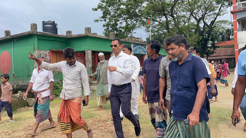 বিদ্যালয়ে শিক্ষকের অনুপস্থিতি: আকস্মিক পরিদর্শনে গিয়ে এমপি কামরুলের ক্ষোভ