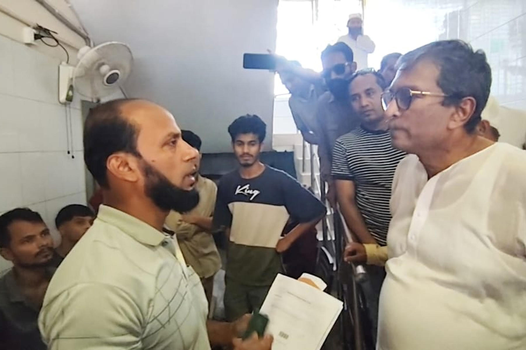 চাঁদপুর পাসপোর্ট অফিসে এমপি মানিকের ঝটিকা অভিযান, ৩ দালাল আটক
