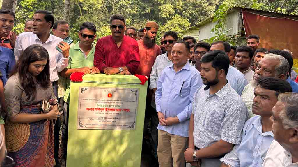 সার নিয়ে অপপ্রচার হচ্ছে, দেশে পর্যাপ্ত মজুত রয়েছে: হরিরামপুরে এমপি শান্ত