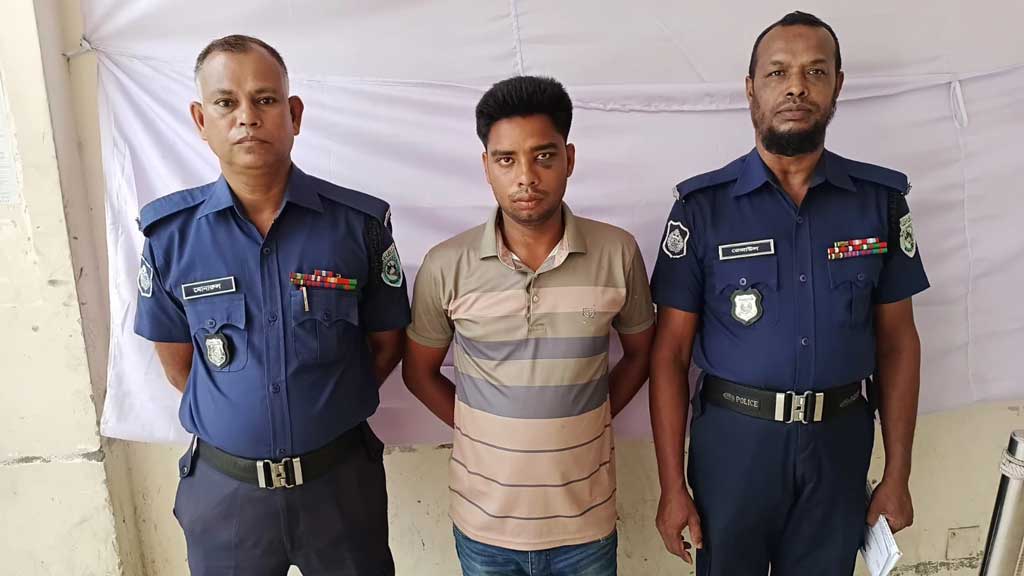 এনএসআই পরিচয়ে প্রেম, সাড়ে ১০ লাখ টাকা আত্মসাৎ—ধর্ষণের অভিযোগে যুবক গ্রেপ্তার