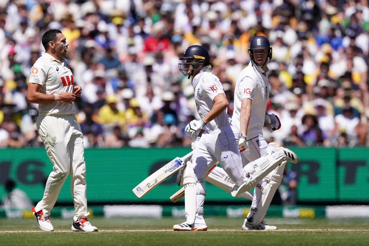 অস্ট্রেলিয়ায় ১৫ বছরের অপেক্ষা ফুরাল ইংল্যান্ডের