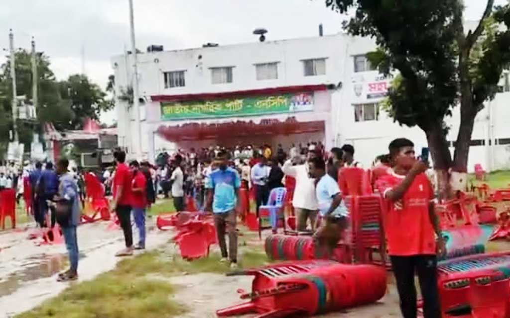 গোপালগঞ্জে এবার এনসিপির সমাবেশমঞ্চে ককটেল বিস্ফোরণ, হামলা-ভাঙচুর