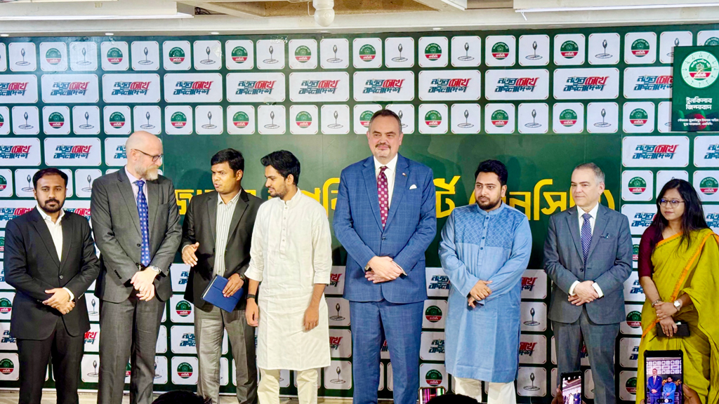 এনসিপি কার্যালয়ে রাষ্ট্রদূতের নেতৃত্বে মার্কিন প্রতিনিধিদল, দিয়েছেন বাণিজ্য চুক্তির ব্যাখ্যা