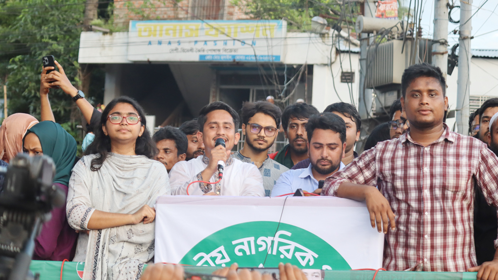 পুশ ইন করতে হলে হাসিনা ও তার দোসরদের পাঠান: নাহিদ