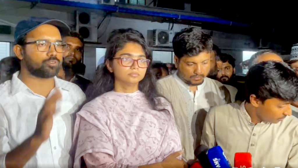 আহত ইবতেদায়ি শিক্ষকদের দেখতে ঢামেকে এনসিপির তাসনিম জারা