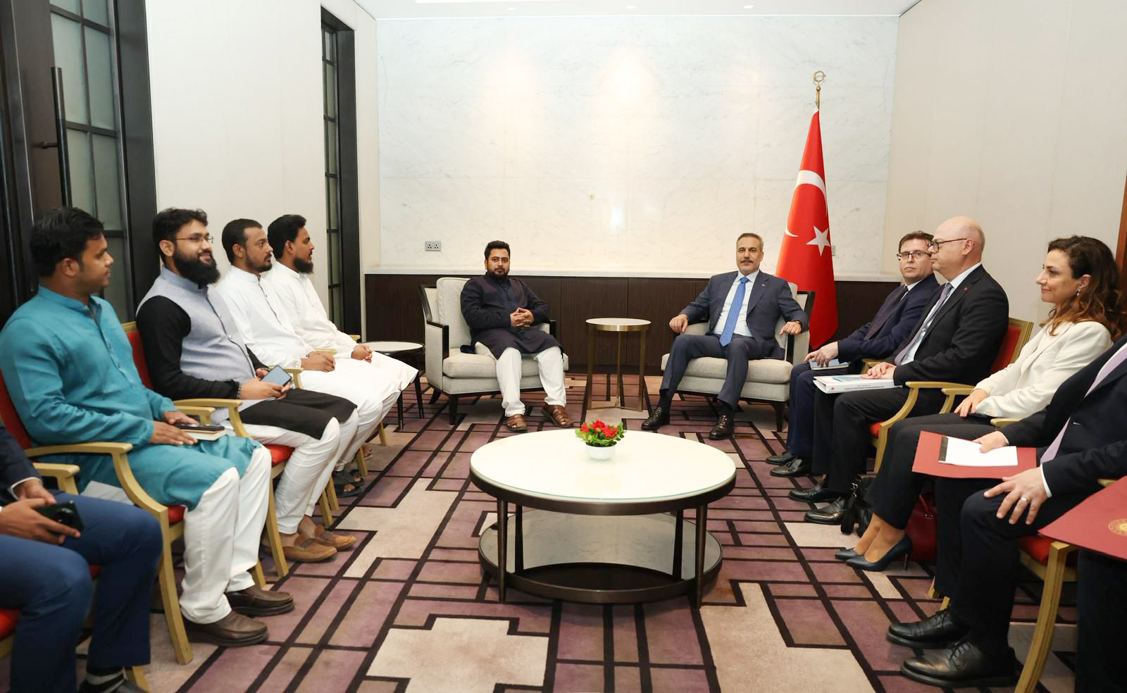 এনসিপির সঙ্গে তুরস্কের পররাষ্ট্রমন্ত্রী হাকান ফিদানের বৈঠক