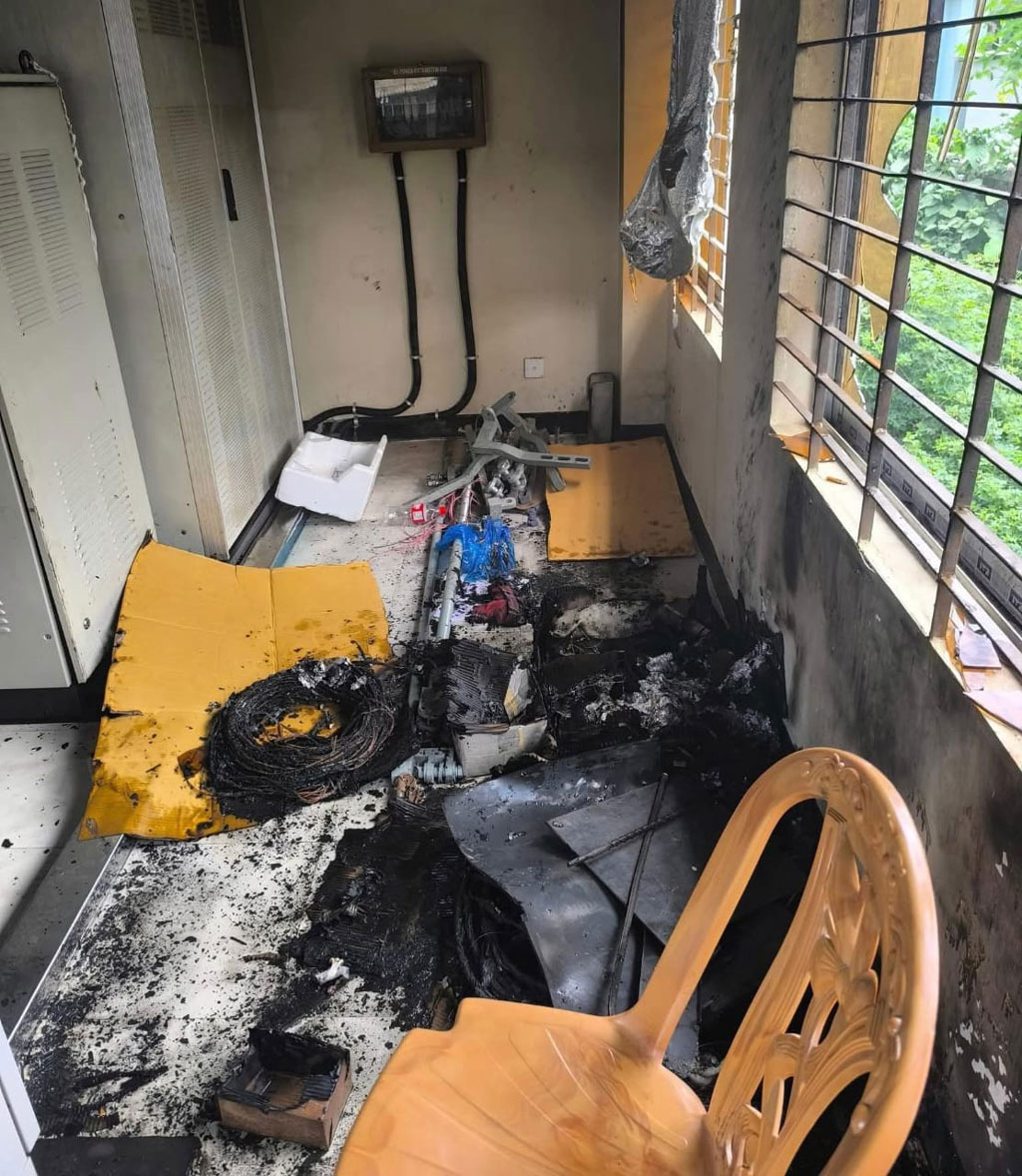 আখাউড়া রেলওয়ে স্টেশনে এসি বিস্ফোরণ, ৪ ঘণ্টা অচল ছিল সিগন্যাল লাইন