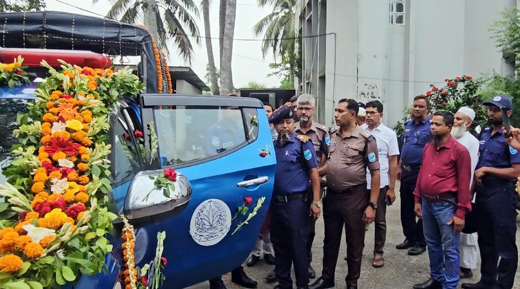 ফুল দিয়ে সাজানো ওসির গাড়িতে করে অবসরে গেলেন এসআই
