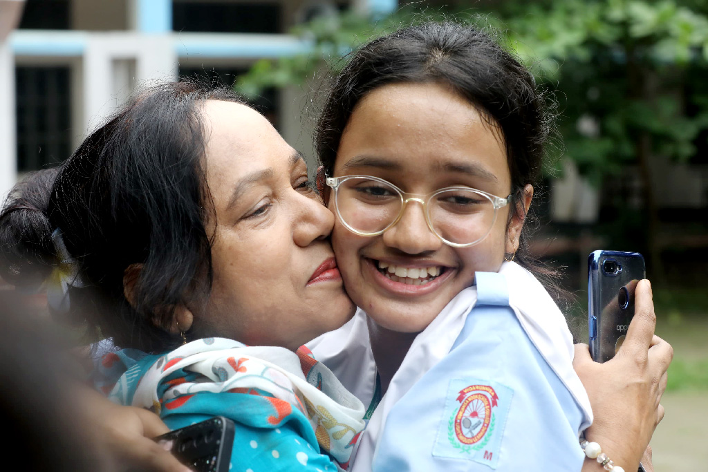 এসএসসিতে জিপিএ-৫ পাওয়াদের মধ্যে এগিয়ে মেয়েরা। জিপিএ-৫ পেয়েছে মোট ১ লাখ ৩৯ হাজার ৩২ জন। এর মধ্যে ছাত্রী ৭৩ হাজার ৬১৬ জন আর ছাত্র ৬৫ হাজার ৪১৬ জন।