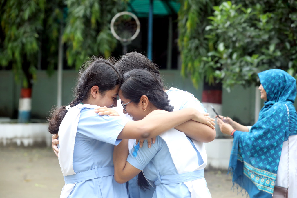 ফোনের মেসেজ অপশনে গিয়ে SSC লিখে স্পেস দিয়ে বোর্ডের নামের প্রথম তিন অক্ষর লিখে স্পেস দিয়ে রোল নম্বর লিখে আবার স্পেস দিয়ে পাসের বছর লিখে পাঠাতে হবে 16222 নম্বরে। উদাহরণ: SSC Dha 123456 2025 লিখে 16222 নম্বরে পাঠাতে হবে। ফিরতি এসএমএসে জানা যাবে ফল।