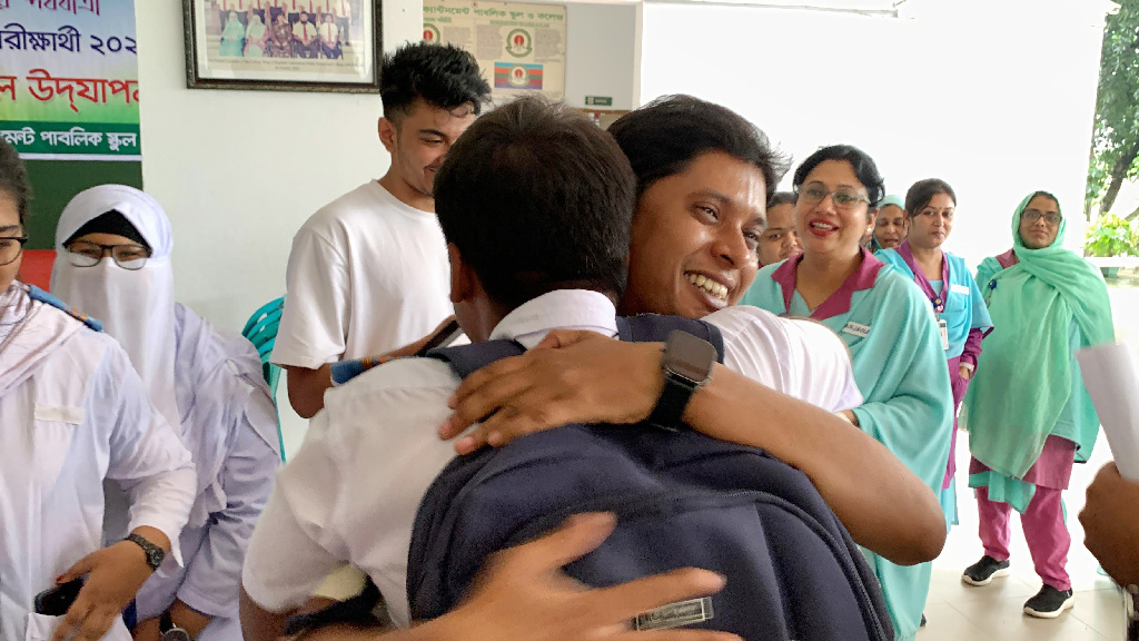 এসএসসি পরীক্ষার ফল প্রকাশের পর রাজশাহী ক্যান্টনমেন্ট পাবলিক স্কুল অ্যান্ড কলেজ শিক্ষার্থীদের উল্লাস।
