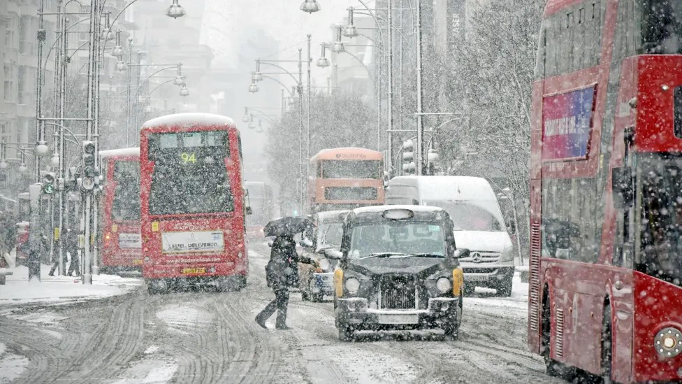 ইউরোপজুড়ে তুষারপাতে বিপর্যয়: ৬ জনের মৃত্যু, শত শত ফ্লাইট বাতিল
