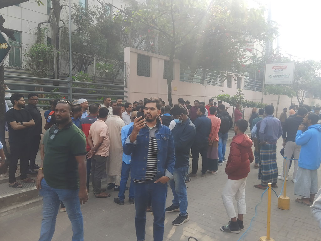 ‘খালেদা জিয়া আইসিইউতে শুনে রাতে ঘুমাতে পারিনি’, হাসপাতালের সামনে নেতা-কর্মীদের ভিড়