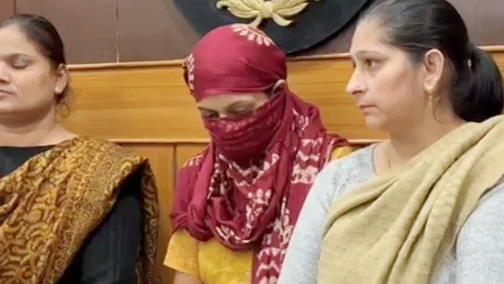 রূপের ঈর্ষায় ৩ মেয়েশিশুকে চুবিয়ে হত্যা, দেখে ফেলায় রেহাই পায়নি নিজের ছেলে