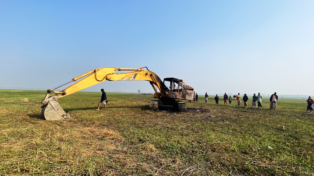 আবাদি জমিতে পুকুর খননে বাধা, কৃষককে এক্সকাভেটরের নিচে ফেলে হত্যা